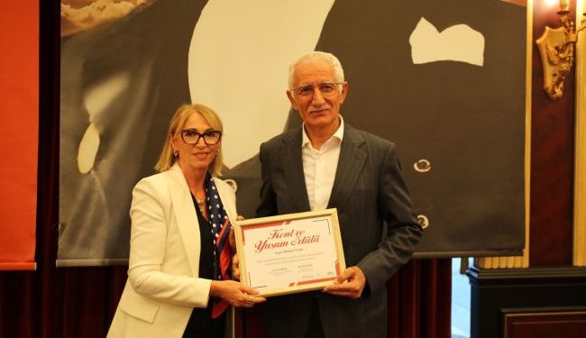 Dijitalleşme Ödülü Mehmet Önder’e verildi