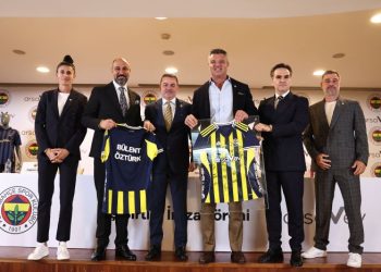 arsaVev ile Fenerbahçe Kadın Futbol Takımı Arasındaki Sponsorluk Anlaşmasının İmza Töreni Düzenlendi