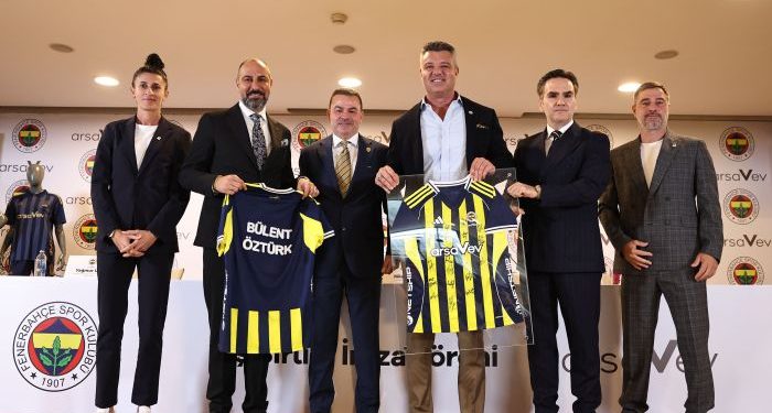 arsaVev ile Fenerbahçe Kadın Futbol Takımı Arasındaki Sponsorluk Anlaşmasının İmza Töreni Düzenlendi