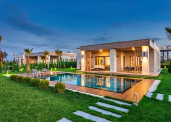 AKYAPI’nın büyükçekmece,deki lüks villa projesi BIG COUNTRY’de yaşam başladı